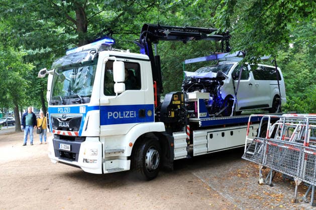 Berlin, Tiergarten, CSD-Demo, Terroranschlag, Terrorattentat auf den CSD, Berlin Tiergarten, Tatfahrzeug wird abgeschleppt Nordphoto *** Berlin, Tiergarten, CSD Parade, Terrorist Attack, Terrorist Attack on the CSD, Berlin Tiergarten, Vehicle Used in the Attack Is Towed Away – Nordphoto Copyright: xNordphotox xEnglerx