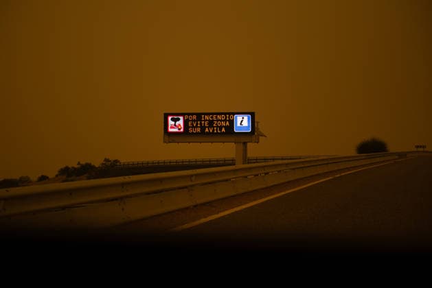 The Tiétar Valley in Ávila saw the most firefighting activity during the night. On Route 5 toward Talavera de la Reina to access the southern part of Ávila during the Burgohondo fire on July 26, 2026, In Spain, Lieutenant Colonel Alfonso Arribas, commander of the First Emergency Response Battalion of the Military Emergency Unit (UME), stated that the Tiétar Valley, in the province of Ávila, was the area with the most activity overnight and noted that conditions this Sunday appear to be more favorable than yesterday’s, when efforts were focused on self-protection. Today we’ll be able to devote more effort to that direct attack, and it will give us more opportunities to reduce the intensity. JULY 26, 2026 Fernando Sá Spain  Copyright: xFernandoxSanchezx 7688823