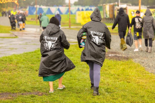 Anreise Wacken Open Air 2026 trotz Regenschauern gut organisiert, Veranstalterkonzept geht auf. Trotz des am Sonntag pünktlich einsetzenden Regens lassen sich die früh anreisenden Fans nicht abhalten und machen das Beste aus der Situation. Feste Wege und ein besseres Konzept zeigen bereits Wirkung. Wacken Wacken open Air Schleswig Holstein Deutschland _5DL7101 *** Travel to Wacken Open Air 2026 Well Organized Despite Rain Showers, Organizers’ plan pays off. Despite the rain starting right on time on Sunday, fans who arrived early weren’t deterred and made the best of the situation. Paved paths and an improved plan are already showing results. Wacken, Wacken Open Air, Schleswig-Holstein, Germany, 5DL7101