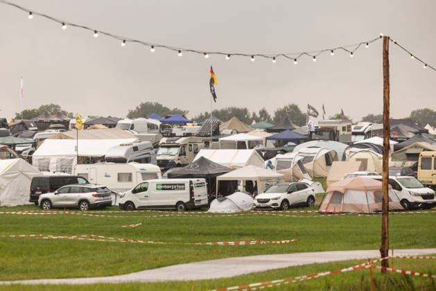 Anreise Wacken Open Air 2026 trotz Regenschauern gut organisiert, Veranstalterkonzept geht auf. Trotz des am Sonntag pünktlich einsetzenden Regens lassen sich die früh anreisenden Fans nicht abhalten und machen das Beste aus der Situation. Feste Wege und ein besseres Konzept zeigen bereits Wirkung. Wacken Wacken open Air Schleswig Holstein Deutschland _5DL7122 *** Travel to Wacken Open Air 2026 Well Organized Despite Rain Showers, Organizers’ plan pays off. Despite the rain starting right on schedule on Sunday, fans who arrived early weren’t deterred and made the best of the situation. Paved paths and an improved plan are already showing results. Wacken, Wacken Open Air, Schleswig-Holstein, Germany, 5DL7122