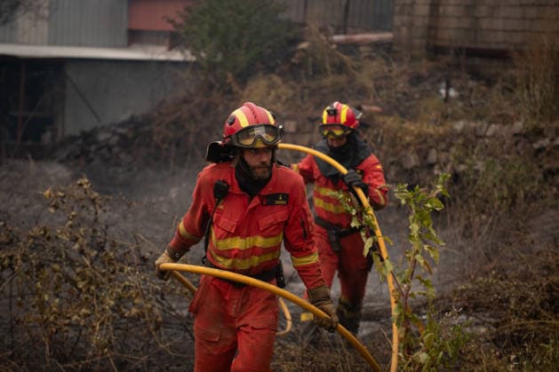 The Tiétar Valley in Ávila saw the most firefighting activity overnight. UME personnel extinguishing fires in homes and warehouses in Piedralaves during the Burgohondo fire on July 26, 2026, in Piedralaves, Ávila, Castile and León, Spain. Lieutenant Colonel Alfonso Arribas, commander of the First Emergency Response Battalion of the Military Emergency Unit (UME), stated that the Tiétar Valley, in the province of Ávila, was the sector with the most activity overnight and stated that conditions this Sunday appear to be more favorable than yesterday’s, when efforts were focused on self-protection. Today we’ll be able to devote more effort to that direct attack, and it will give us more opportunities to reduce the intensity. JULY 26, 2026 Fer  Copyright: xFernandoxSanchezx 7688836