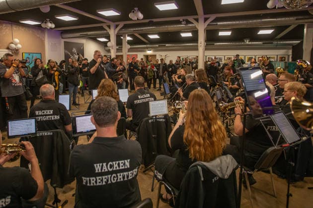 35 Jahre Wacken Jubiläumsjahr des Wacken Open Air 2026 - Firefighters spielen als erste Band des Festivals Traditionell eröffnen die Wacken Firefightes nicht nur auf dem Infield, sondern bereits am Sonntag im Landgasthof in Wacken, der 9ten Bühne des Festivals für alle früh angereisten Fans. Damit sind sie die ersten Band, die offiziell das Lineup eröffnen. Wacken Wacken open Air Schleswig Holstein Deutschland IVDJ5865 *** 35 Years of Wacken: The Wacken Open Air’s 2026 Anniversary Year—The Firefighters Will Be the First Band to Perform at the Festival. As is tradition, the Wacken Firefighters will not only kick off the festival on the infield but will also perform on Sunday at the Landgasthof in Wacken, the festival’s 9th stage, for