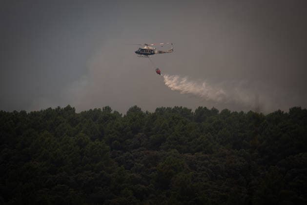 The Tiétar Valley in Ávila Accounts for the Most Firefighting Activity at Night A helicopter near the village of Gavilanes during the Burgohondo fire on July 26, 2026, in Gavilanes, Ávila, Castile and León, Spain. Lieutenant Colonel Alfonso Arribas, commander of the First Emergency Response Battalion of the Military Emergency Unit (UME), stated that the Tiétar Valley, in the province of Ávila, was the sector with the most activity overnight, and he noted that conditions this Sunday appear to be more favorable than yesterday’s, when efforts were focused on self-protection. Today we’ll be able to devote more effort to that direct attack, and it will give us more opportunities to reduce the intensity. JULY 26, 2026 Fernando Sá Spain  Copyright: xFernandoxSanchezx 7688830