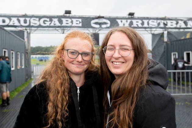 Anreise Wacken Open Air 2026 trotz Regenschauern gut organisiert, Veranstalterkonzept geht auf. Trotz des am Sonntag pünktlich einsetzenden Regens lassen sich die früh anreisenden Fans nicht abhalten und machen das Beste aus der Situation. Feste Wege und ein besseres Konzept zeigen bereits Wirkung. Wacken Wacken open Air Schleswig Holstein Deutschland IVDJ5939 *** Travel to Wacken Open Air 2026 Well Organized Despite Rain Showers, Organizers’ plan pays off. Despite the rain starting right on schedule on Sunday, fans who arrived early weren’t deterred and made the best of the situation. Paved paths and an improved plan are already showing results. Wacken Wacken Open Air Schleswig-Holstein Germany IVDJ5939