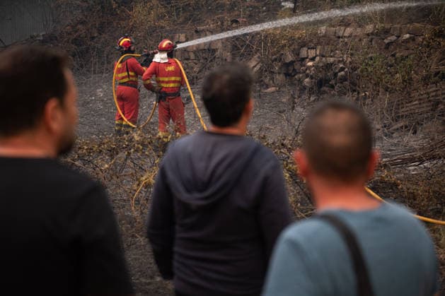 The Tiétar Valley in Ávila saw the most firefighting activity overnight. UME personnel extinguishing fires in homes and warehouses in Piedralaves during the Burgohondo fire on July 26, 2026, in Piedralaves, Ávila, Castile and León, Spain. Lieutenant Colonel Alfonso Arribas, commander of the First Emergency Response Battalion of the Military Emergency Unit (UME), stated that the Tiétar Valley, in the province of Ávila, was the sector with the most activity overnight and stated that conditions this Sunday appear to be more favorable than yesterday’s, when efforts were focused on self-protection. Today we’ll be able to devote more effort to that direct attack, and it will give us more opportunities to reduce the intensity. JULY 26, 2026 Fer  Copyright: xFernandoxSanchezx 7688835