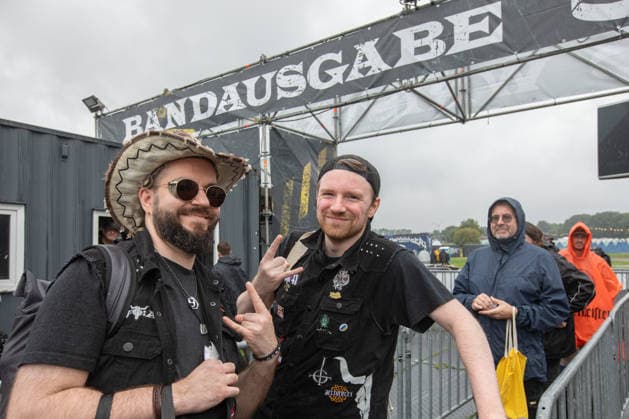 Anreise Wacken Open Air 2026 trotz Regenschauern gut organisiert, Veranstalterkonzept geht auf. Trotz des am Sonntag pünktlich einsetzenden Regens lassen sich die früh anreisenden Fans nicht abhalten und machen das Beste aus der Situation. Feste Wege und ein besseres Konzept zeigen bereits Wirkung. Wacken Wacken open Air Schleswig Holstein Deutschland IVDJ5958 *** Travel to Wacken Open Air 2026 Well Organized Despite Rain Showers, Organizers’ plan pays off. Despite the rain starting right on schedule on Sunday, fans who arrived early weren’t deterred and made the best of the situation. Paved paths and an improved plan are already showing results. Wacken Wacken Open Air Schleswig-Holstein Germany IVDJ5958