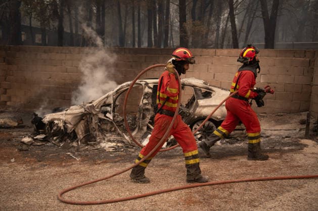 The Tiétar Valley in Ávila saw the most firefighting activity overnight. UME personnel extinguishing fires in homes and warehouses in Piedralaves during the Burgohondo fire on July 26, 2026, in Piedralaves, Ávila, Castile and León, Spain. Lieutenant Colonel Alfonso Arribas, commander of the First Emergency Response Battalion of the Military Emergency Unit (UME), stated that the Tiétar Valley, in the province of Ávila, was the sector with the most activity overnight and stated that conditions this Sunday appear to be more favorable than yesterday’s, when efforts were focused on self-protection. Today we’ll be able to devote more effort to that direct attack, and it will give us more opportunities to reduce the intensity. JULY 26, 2026 Fer  Copyright: xFernandoxSanchezx 7688838