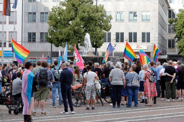 Mahnwache 26.07.2026 Zum Gedenken an den terroristischen Anschlag und deren Opfer im Bereich der CSD Demonstration in Berlin veranstaltete Christopher Street Day Darmstadt Vielbunt heute eine Mahnwache gegen Querfeindlichkeit auf dem Luisenplatz in Darmstadt zu der über 150 Menschen kamen Darmstadt Hessen Deutschland *** Vigil, July 26, 2026: To commemorate the terrorist attack and its victims during the CSD parade in Berlin, Christopher Street Day Darmstadt Vielbunt held a vigil today against transphobia at Luisenplatz in Darmstadt, which was attended by over 150 people. Darmstadt Hesse, Germany