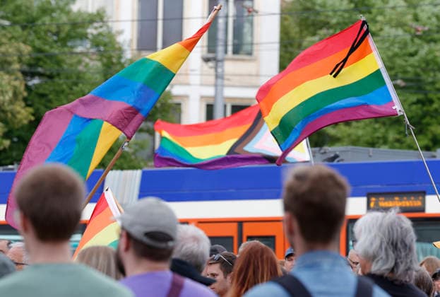 Mahnwache 26.07.2026 Zum Gedenken an den terroristischen Anschlag und deren Opfer im Bereich der CSD Demonstration in Berlin veranstaltete Christopher Street Day Darmstadt Vielbunt heute eine Mahnwache gegen Querfeindlichkeit auf dem Luisenplatz in Darmstadt zu der über 150 Menschen kamen hier LGBTIQ Fahne mit Trauerflor Darmstadt Hessen Deutschland *** Vigil, July 26, 2026: To commemorate the terrorist attack and its victims during the CSD parade in Berlin, Christopher Street Day Darmstadt Vielbunt held a vigil today against transphobia at Luisenplatz in Darmstadt, which was attended by over 150 people. Here LGBTIQ flag with a black ribbon Darmstadt, Hesse, Germany