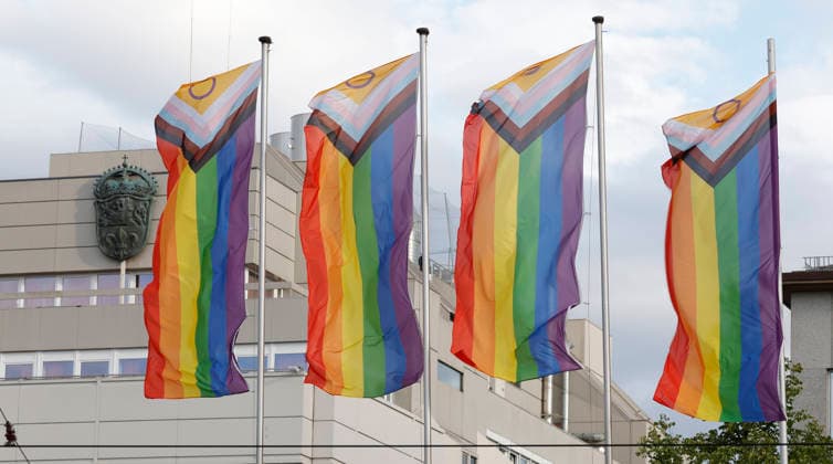 Mahnwache 26.07.2026 Zum Gedenken an den terroristischen Anschlag und deren Opfer im Bereich der CSD Demonstration in Berlin veranstaltete Christopher Street Day Darmstadt Vielbunt heute eine Mahnwache gegen Querfeindlichkeit auf dem Luisenplatz in Darmstadt zu der über 150 Menschen kamen hier vier CSD LGBTIQ Fahnen vor dem Rathaus Darmstadt Hessen Deutschland *** Vigil, July 26, 2026: To commemorate the terrorist attack and its victims during the CSD parade in Berlin, Christopher Street Day Darmstadt Vielbunt held a vigil today against transphobia at Luisenplatz in Darmstadt, which was attended by over 150 people. Here Four CSD LGBTIQ flags in front of City Hall in Darmstadt, Hesse, Germany