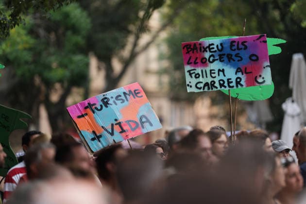 Protest Against Overtourism in Palma de Mallorca Banners during a protest against overtourism, on July 26, 2026, in Palma de Mallorca, Balearic Islands, Spain. The Menys Turisme, Més Vida platform organized the demonstration under the slogan Mallorca al límit to denounce the difficulties in accessing housing, the strain on infrastructure and public services, and the pressure from tourism and urban development that the island is facing. JULY 26, 2026 Tomàs Moyà Palma de Mallorca Balearic Islands Palma de Mallorca Balearic Islands Spain  Copyright: xTomÃ sxMoyÃ x 7688865