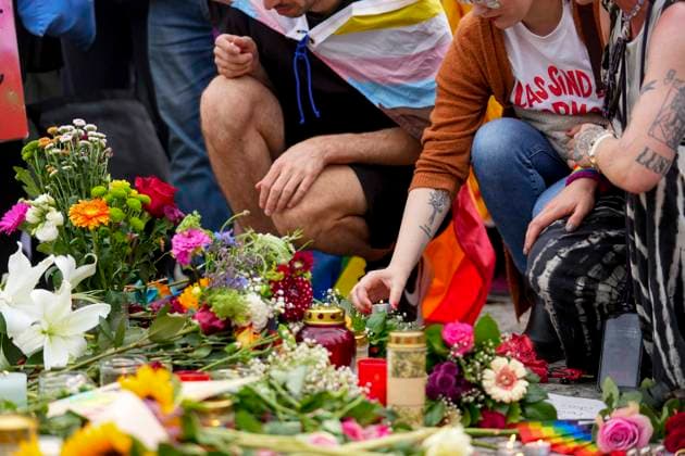 ABB AMOKLAUF - Mahnwachen von vielen Menschen Protest mit Fahnen und Plakaten vor dem Brandenburger Tor grosse Solidaritae in Berlin 26.07.2027 Nach dem mutmaßlich islamistisch motivierten Terroranschlag beim CSD in Berlin es war eine grosse Party bis der mutmassliche Taeter mit einem Pkw in die Menschen raste. Der Schock sitzt tief Berlin Deutschland *** ABB MASSACRE: Vigils attended by many people; protest with flags and posters in front of the Brandenburg Gate; widespread solidarity in Berlin, July 26, 2027. Following the suspected Islamist-motivated terrorist attack at the CSD in Berlin—it had been a huge party until the suspected perpetrator plowed into the crowd with a Pcar into the crowd. The shock runs deep. Berlin, Germany