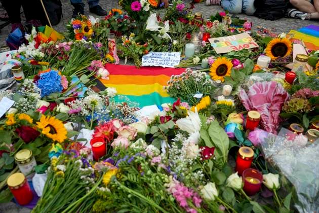 ABB AMOKLAUF - Mahnwachen von vielen Menschen Protest mit Fahnen und Plakaten vor dem Brandenburger Tor grosse Solidaritae in Berlin 26.07.2027 Nach dem mutmaßlich islamistisch motivierten Terroranschlag beim CSD in Berlin es war eine grosse Party bis der mutmassliche Taeter mit einem Pkw in die Menschen raste. Der Schock sitzt tief Berlin Deutschland *** ABB MASSACRE: Vigils attended by many people; protest with flags and posters in front of the Brandenburg Gate; widespread solidarity in Berlin, July 26, 2027. Following the suspected Islamist-motivated terrorist attack at the CSD in Berlin—it had been a huge party until the suspected perpetrator plowed into the crowd with a Pcar into the crowd. The shock runs deep. Berlin, Germany