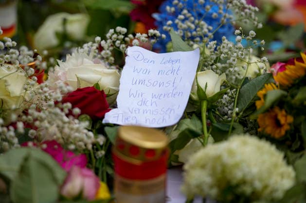 ABB AMOKLAUF - Mahnwachen von vielen Menschen Protest mit Fahnen und Plakaten vor dem Brandenburger Tor grosse Solidaritae in Berlin 26.07.2027 Nach dem mutmaßlich islamistisch motivierten Terroranschlag beim CSD in Berlin es war eine grosse Party bis der mutmassliche Taeter mit einem Pkw in die Menschen raste. Der Schock sitzt tief Berlin Deutschland *** ABB MASSACRE: Vigils attended by many people; protest with flags and posters in front of the Brandenburg Gate; widespread solidarity in Berlin, July 26, 2027. Following the suspected Islamist-motivated terrorist attack at the CSD in Berlin—it had been a huge party until the suspected perpetrator plowed into the crowd with a Pcar into the crowd. The shock runs deep. Berlin, Germany