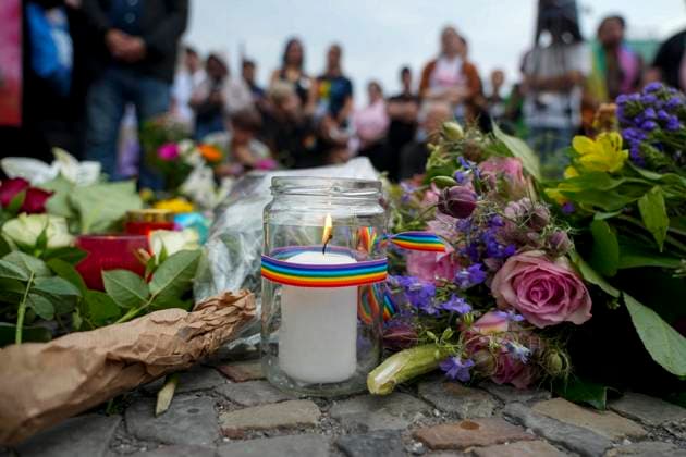 ABB AMOKLAUF - Mahnwachen von vielen Menschen Protest mit Fahnen und Plakaten vor dem Brandenburger Tor grosse Solidaritae in Berlin 26.07.2027 Nach dem mutmaßlich islamistisch motivierten Terroranschlag beim CSD in Berlin es war eine grosse Party bis der mutmassliche Taeter mit einem Pkw in die Menschen raste. Der Schock sitzt tief Berlin Deutschland *** ABB MASSACRE: Vigils attended by many people; protest with flags and posters in front of the Brandenburg Gate; widespread solidarity in Berlin, July 26, 2027. Following the suspected Islamist-motivated terrorist attack at the CSD in Berlin—it had been a huge party until the suspected perpetrator plowed into the crowd with a Pcar into the crowd. The shock runs deep. Berlin, Germany