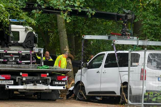 ABB AMOKLAUF- Bergung mit einem Abschlepper des Tatfahrzeug vom Baum wo das Unfall Fahrzeug zum stehen kam im Tiergarten am Ahornsteig in Berlin 26.07.2027 Nach dem mutmaßlich islamistisch motivierten Terroranschlag beim CSD in Berlin es war eine grosse Party bis der mutmassliche Taeter mit einem Pkw in die Menschen raste. Der Schock sitzt tief Berlin Deutschland *** ABB RUN AMOK: The vehicle used in the attack was recovered by a tow truck from the tree where it had come to a stop in the Tiergarten on Ahornsteig in Berlin on July 26, 2027. Following the suspected Islamist-motivated terrorist attack at the CSD in Berlin—it had been a big party until the suspected attackerplunged a car into the crowd. The shock runs deep. Berlin, Germany