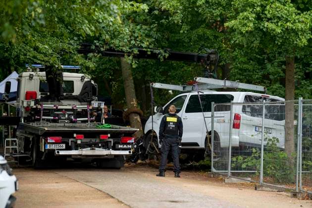 ABB AMOKLAUF- Bergung mit einem Abschlepper des Tatfahrzeug vom Baum wo das Unfall Fahrzeug zum stehen kam im Tiergarten am Ahornsteig in Berlin 26.07.2027 Nach dem mutmaßlich islamistisch motivierten Terroranschlag beim CSD in Berlin es war eine grosse Party bis der mutmassliche Taeter mit einem Pkw in die Menschen raste. Der Schock sitzt tief Berlin Deutschland *** ABB RUN AMOK: The vehicle used in the attack was recovered by a tow truck from the tree where it had come to a stop in the Tiergarten on Ahornsteig in Berlin on July 26, 2027. Following the suspected Islamist-motivated terrorist attack at the CSD in Berlin—it had been a big party until the suspected attackerplunged a car into the crowd. The shock runs deep. Berlin, Germany