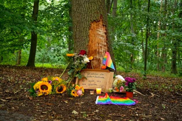 ABB AMOKLAUF - Blumen Schilder zum gedenken an die Opfer am Baum wo das Unfall Fahrzeug zum stehen kam im Tiergarten am Ahornsteig in Berlin 26.07.2027 Nach dem mutmaßlich islamistisch motivierten Terroranschlag beim CSD in Berlin es war eine grosse Party bis der mutmassliche Taeter mit einem Pkw in die Menschen raste. Der Schock sitzt tief Berlin Deutschland *** ABB MASSACRE: Flowers and signs in memory of the victims at the tree where the vehicle involved in the accident came to a stop in the Tiergarten on Ahornsteig in Berlin, July 26, 2027. Following the suspected Islamist-motivated terrorist attack at the CSD in Berlin—it had been a big party until the suspected perpetrator a car into the crowd. The shock runs deep. Berlin, Germany
