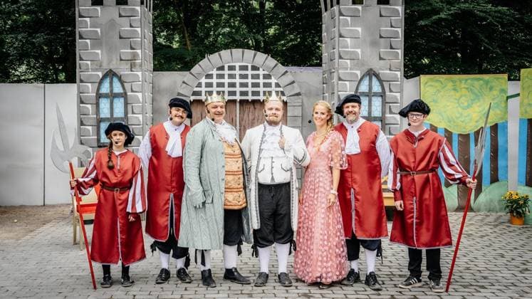 Märchenspiele 2026 der Volksbühne Wattenscheid: Generalprobe von König Drosselbart (Spielzeit vom 27. bis 31. Juli). Am 26.07.2026 in Bochum ** NUR FÜR REDAKTIONELLE ZWECKE ** EDITORIAL USE ONLY **<p>Märchenspiele 2026 der Volksbühne Wattenscheid: Generalprobe von König Drosselbart (Spielzeit vom 27. bis 31. Juli). Am 26.07.2026 in Bochum Bochum Copyright: ChristophxJendral *** 2026 Fairy Tale Plays at the Volksbühne Wattenscheid: Dress Rehearsal for *King Thrushbeard*; Running from July 27 to 31; On July 26, 2026, in Bochum ** FOR EDITORIAL USE ONLY ** EDITORIAL USE ONLY ** p Wattenscheid Volksbühne’s 2026 Fairy Tale Festival: Dress Rehearsal for *King Drosselbart*; Running from July 27 to 31; On July 26, 2026, in Bochum; Boch Copyright: ChristophxJendral doc86vy7kfgnr6hx9n8sia ,EDITORIAL USE ONLY