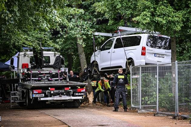 Anschag in Berlin Auto rast in Menschenmenge - CSD in Berlin ** NUR FÜR REDAKTIONELLE ZWECKE ** EDITORIAL USE ONLY **<p>Ein Auto, das im Bereich des Tiergartens gegen einen Baum gefahren war, wird auf einen Abschleppwagen gehoben. Der Christopher Street Day in Berlin war am Vortag abgebrochen worden, nachdem ein Auto am Rande der Großveranstaltung in eine Menschenmenge gefahren war. Mindestens eine Frau wurde getötet, viele weitere Menschen wurden verletzt - mehrere davon lebensbedrohlich. fotografiert am 26.07.2026 in Berlin. Berlin Berlin Berlin Copyright: MaurizioxGambarini *** Anschag in Berlin: Car Plows Into Crowd at CSD in Berlin ** FOR EDITORIAL USE ONLY ** EDITORIAL USE ONLY ** p A car that had crashed into a tree in the Tierga Copyright: MaurizioxGambarini doc86vy82put76jcjrhr3r ,EDITORIAL USE ONLY