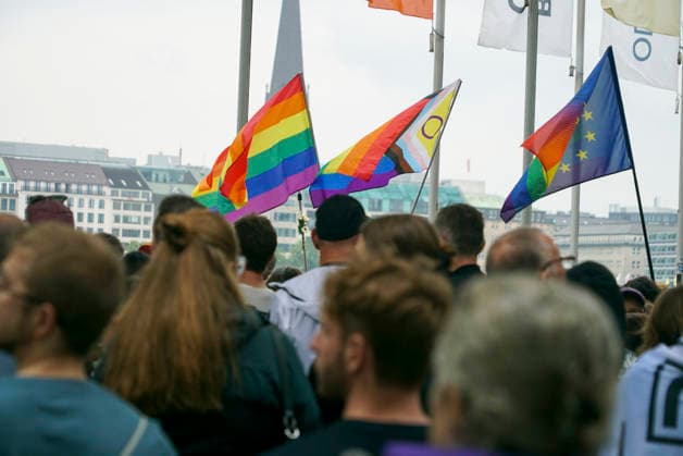 CNTV AMOKLAUF- Mahnwache anlässlich des CSD Anschlages in Berlin Hamburg Neuer Jungfernstieg 26.07.2026 Ca. 800 Menschen nahmen heute nachmittag am Ufer der Binnenalster am neuen Jungfernstieg an einer Mahnwache für die Opfer des Anschalges beim CSD in Berlin teil. Die Veranstaltung wurde von einem groessren Polizeiaufgebot geschuetzt Hamburg Deutschland *** CNTV AMOKLAUF Vigil in Memory of the CSD Attack in Berlin Hamburg Neuer Jungfernstieg July 26, 2026 Approximately 800 people took part this afternoon in a vigil on the banks of the Binnenalster at Neuer Jungfernstieg for the victims of the attack at the CSD in Berlin. The event was protected by a large police presence. Hamburg, Germany