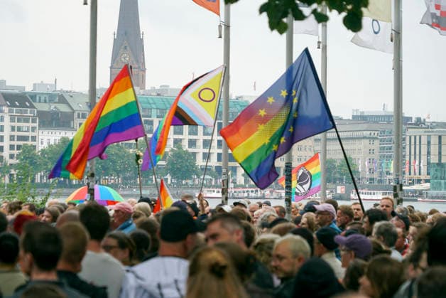 CNTV AMOKLAUF- Mahnwache anlässlich des CSD Anschlages in Berlin Hamburg Neuer Jungfernstieg 26.07.2026 Ca. 800 Menschen nahmen heute nachmittag am Ufer der Binnenalster am neuen Jungfernstieg an einer Mahnwache für die Opfer des Anschalges beim CSD in Berlin teil. Die Veranstaltung wurde von einem groessren Polizeiaufgebot geschuetzt Hamburg Deutschland *** CNTV AMOKLAUF Vigil in Memory of the CSD Attack in Berlin Hamburg Neuer Jungfernstieg July 26, 2026 Approximately 800 people took part this afternoon in a vigil on the banks of the Binnenalster at Neuer Jungfernstieg for the victims of the attack at the CSD in Berlin. The event was protected by a large police presence. Hamburg, Germany