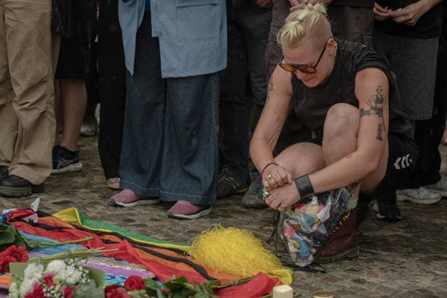 July 26, 2026, Berlin, Germany: People gather at the Brandenburg Gate to mourn the victims of the terror attack in Berlin Berlin Germany - ZUMAs319 20260726_znp_s319_024 Copyright: xGabyxSchuetzex