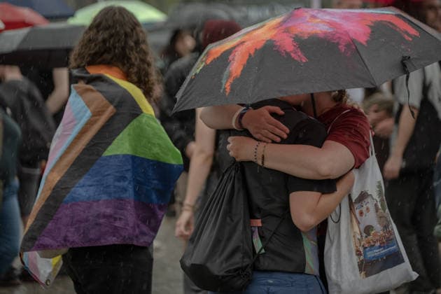 July 26, 2026, Berlin, Germany: People gather at the Brandenburg Gate to mourn the victims of the terror attack in Berlin Berlin Germany - ZUMAs319 20260726_znp_s319_028 Copyright: xGabyxSchuetzex