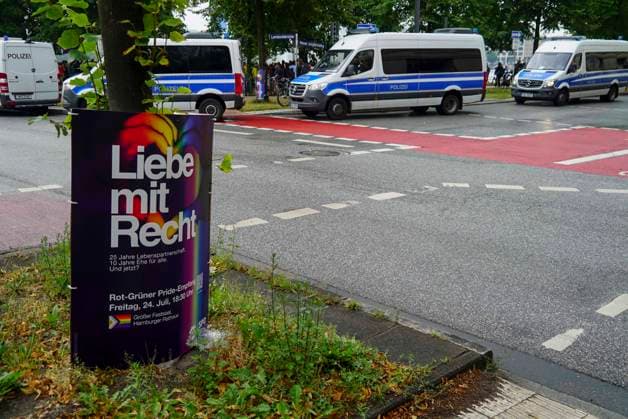 CNTV AMOKLAUF- Mahnwache anlässlich des CSD Anschlages in Berlin Hamburg Neuer Jungfernstieg 26.07.2026 Ca. 800 Menschen nahmen heute nachmittag am Ufer der Binnenalster am neuen Jungfernstieg an einer Mahnwache für die Opfer des Anschalges beim CSD in Berlin teil. Die Veranstaltung wurde von einem groessren Polizeiaufgebot geschuetzt Hamburg Deutschland *** CNTV AMOKLAUF Vigil in Memory of the CSD Attack in Berlin Hamburg Neuer Jungfernstieg July 26, 2026 Approximately 800 people gathered this afternoon on the banks of the Binnenalster at Neuer Jungfernstieg for a vigil in memory of the victims of the attack at the CSD in Berlin. The event was protected by a large police presence. Hamburg, Germany