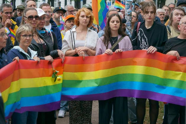 CNTV AMOKLAUF- Mahnwache anlässlich des CSD Anschlages in Berlin Hamburg Neuer Jungfernstieg 26.07.2026 Ca. 800 Menschen nahmen heute nachmittag am Ufer der Binnenalster am neuen Jungfernstieg an einer Mahnwache für die Opfer des Anschalges beim CSD in Berlin teil. Die Veranstaltung wurde von einem groessren Polizeiaufgebot geschuetzt Hamburg Deutschland *** CNTV AMOKLAUF Vigil in Memory of the CSD Attack in Berlin Hamburg Neuer Jungfernstieg July 26, 2026 Approximately 800 people gathered this afternoon on the banks of the Binnenalster at Neuer Jungfernstieg for a vigil in memory of the victims of the attack at the CSD in Berlin. The event was protected by a large police presence. Hamburg, Germany