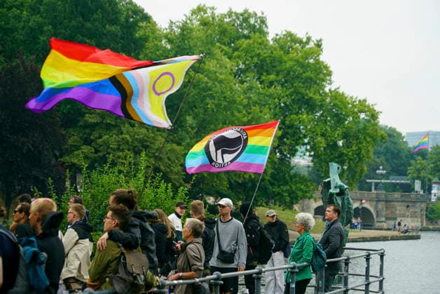 CNTV AMOKLAUF- Mahnwache anlässlich des CSD Anschlages in Berlin Hamburg Neuer Jungfernstieg 26.07.2026 Ca. 800 Menschen nahmen heute nachmittag am Ufer der Binnenalster am neuen Jungfernstieg an einer Mahnwache für die Opfer des Anschalges beim CSD in Berlin teil. Die Veranstaltung wurde von einem groessren Polizeiaufgebot geschuetzt Hamburg Deutschland *** CNTV AMOKLAUF Vigil in Memory of the CSD Attack in Berlin Hamburg Neuer Jungfernstieg July 26, 2026 Approximately 800 people gathered this afternoon on the banks of the Binnenalster at Neuer Jungfernstieg for a vigil in memory of the victims of the attack at the CSD in Berlin. The event was protected by a large police presence. Hamburg, Germany
