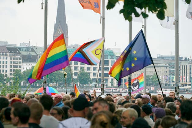 CNTV AMOKLAUF- Mahnwache anlässlich des CSD Anschlages in Berlin Hamburg Neuer Jungfernstieg 26.07.2026 Ca. 800 Menschen nahmen heute nachmittag am Ufer der Binnenalster am neuen Jungfernstieg an einer Mahnwache für die Opfer des Anschalges beim CSD in Berlin teil. Die Veranstaltung wurde von einem groessren Polizeiaufgebot geschuetzt Hamburg Deutschland *** CNTV AMOKLAUF Vigil in Memory of the CSD Attack in Berlin Hamburg Neuer Jungfernstieg July 26, 2026 Approximately 800 people gathered this afternoon on the banks of the Binnenalster at Neuer Jungfernstieg for a vigil in memory of the victims of the attack at the CSD in Berlin. The event was protected by a large police presence. Hamburg, Germany