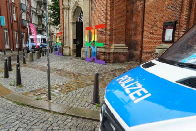 CNTV AMOKLAUF- Gottesdienst des CSD Hamburg Auch hier wird um die Opfer des Anschlages in Berlin getrauert Hamburg - St. Georg am 26.07.2026 Ca. 250 Menschen nahmen am Sontnag abend an einem Gottesdienst in der Dreieinigkeits Kirche im Stadtteil St. Georg teil um den Opfern des Anschlages beim CSD in Berlin zu gedenken. Hamburg Deutschland *** CNTV AMOKLAUF CSD Hamburg Service: Here, Too, People Mourn the Victims of the Attack in Berlin Hamburg, St. Georg, July 26, 2026 About 250 people attended a service on Sunday evening at the Trinity Church in the St. Georg neighborhood to commemorate the victims of the attack at the CSD in Berlin. Hamburg, Germany