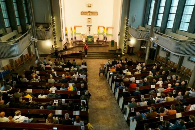CNTV AMOKLAUF- Gottesdienst des CSD Hamburg Auch hier wird um die Opfer des Anschlages in Berlin getrauert Hamburg - St. Georg am 26.07.2026 Ca. 250 Menschen nahmen am Sontnag abend an einem Gottesdienst in der Dreieinigkeits Kirche im Stadtteil St. Georg teil um den Opfern des Anschlages beim CSD in Berlin zu gedenken. Hamburg Deutschland *** CNTV AMOKLAUF CSD Hamburg Service: Here, Too, People Mourn the Victims of the Attack in Berlin Hamburg, St. Georg, July 26, 2026 About 250 people attended a service on Sunday evening at the Trinity Church in the St. Georg neighborhood to commemorate the victims of the attack at the CSD in Berlin. Hamburg, Germany