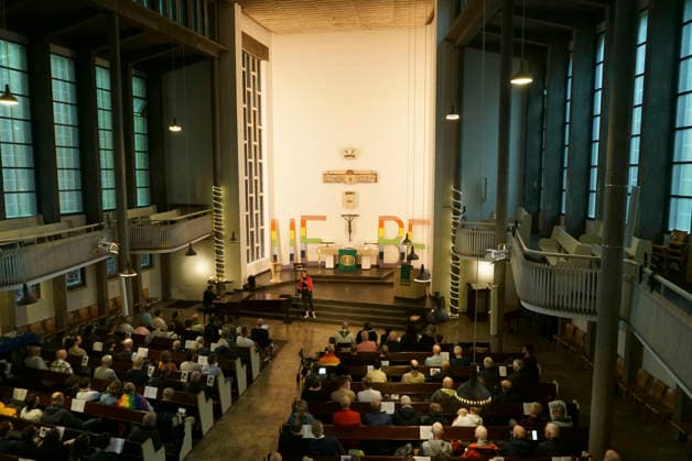 CNTV AMOKLAUF- Gottesdienst des CSD Hamburg Auch hier wird um die Opfer des Anschlages in Berlin getrauert Hamburg - St. Georg am 26.07.2026 Ca. 250 Menschen nahmen am Sontnag abend an einem Gottesdienst in der Dreieinigkeits Kirche im Stadtteil St. Georg teil um den Opfern des Anschlages beim CSD in Berlin zu gedenken. Hamburg Deutschland *** CNTV AMOKLAUF CSD Hamburg Service: Here, Too, People Mourn the Victims of the Attack in Berlin Hamburg, St. Georg, July 26, 2026 About 250 people attended a service on Sunday evening at the Trinity Church in the St. Georg neighborhood to commemorate the victims of the attack at the CSD in Berlin. Hamburg, Germany