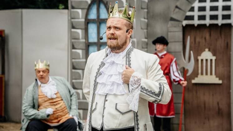 Märchenspiele 2026 der Volksbühne Wattenscheid: Generalprobe von König Drosselbart (Spielzeit vom 27. bis 31. Juli). Am 26.07.2026 in Bochum ** NUR FÜR REDAKTIONELLE ZWECKE ** EDITORIAL USE ONLY **<p>Märchenspiele 2026 der Volksbühne Wattenscheid: Generalprobe von König Drosselbart (Spielzeit vom 27. bis 31. Juli). Am 26.07.2026 in Bochum Bochum Copyright: ChristophxJendral *** 2026 Fairy Tale Plays at the Volksbühne Wattenscheid: Dress Rehearsal for *King Thrushbeard*; Running from July 27 to 31; On July 26, 2026, in Bochum ** FOR EDITORIAL USE ONLY ** EDITORIAL USE ONLY ** p Wattenscheid Volksbühne’s 2026 Fairy Tale Festival: Dress Rehearsal for *King Drosselbart*; Running from July 27 to 31; On July 26, 2026, in Bochum; Boch Copyright: ChristophxJendral doc86vy7g0a801tbnnip46 ,EDITORIAL USE ONLY