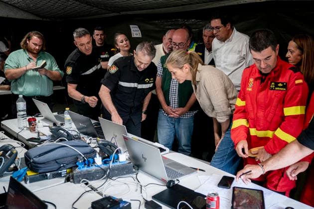 Sara Aagesen and Óscar López Visit the Forward Command Post in Navalcarnero The Third Vice President of the Government and Minister for Ecological Transition and the Demographic Challenge, Sara Aagesen, and the Minister for Digital Transformation and the Civil Service, Óscar López, during a visit to the forward command post set up to coordinate firefighting efforts for the forest fire in the western mountains, on July 26, 2026, in Navalcarnero, Madrid, Spain. Aagesen and López meet with the heads of the emergency and coordination teams working on the fires affecting several towns in the Community of Madrid and the provinces of Toledo and Ávila. July 26, 2026. In Navalcarnero, Madrid. Navalcarnero, Madrid, Spain.  Copyright: xA.xPÃ rezxMecax 7688880