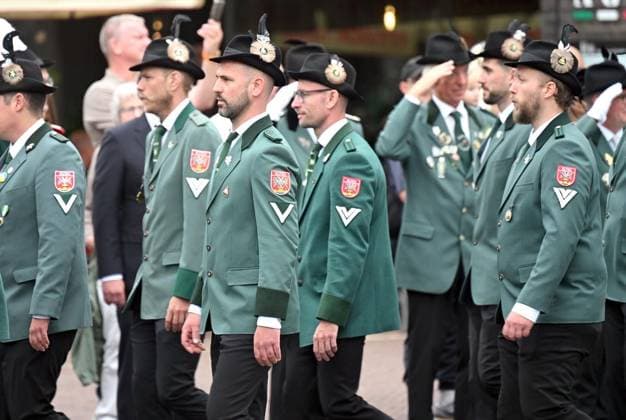 Parade der St. Marius Schützenbruderschaft Elten ** NUR FÜR REDAKTIONELLE ZWECKE ** EDITORIAL USE ONLY **<p>Die Parade mit dem großen Festumzug der St. Marius Schützenbruderschaft fand am Sonntag 26.Juli.2026 auf dem Marktplatz in Emmerich Elten statt. Am Montag findet dann das Königsschießen statt. Deutschland Emmerich Copyright: ThorstenxLindekamp *** Parade of the St. Marius Shooting Club of Elten ** FOR EDITORIAL USE ONLY ** EDITORIAL USE ONLY ** p The parade, featuring the grand procession of the St. Marius Shooting Club, took place on Sunday, July 26, 2026, on the market square in Emmerich-Elten. The king’s shooting competition will then take place on Monday. Germany, Emmerich. Copyright ThorstenxLindekamp Copyright: ThorstenxLindekamp doc86vyl58f5tkm23vtsi8 ,EDITORIAL USE ONLY