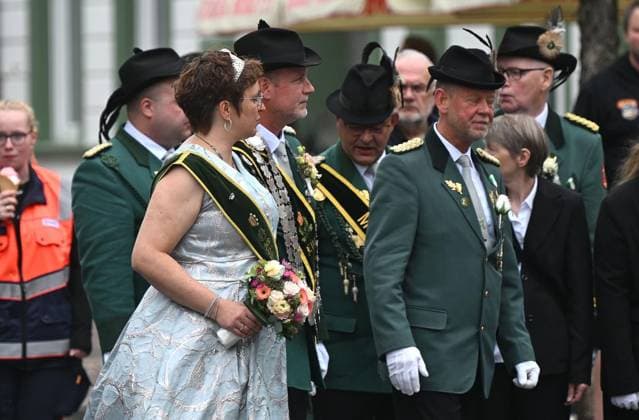 Parade der St. Marius Schützenbruderschaft Elten ** NUR FÜR REDAKTIONELLE ZWECKE ** EDITORIAL USE ONLY **<p>Die Parade mit dem großen Festumzug der St. Marius Schützenbruderschaft fand am Sonntag 26.Juli.2026 auf dem Marktplatz in Emmerich Elten statt. Am Montag findet dann das Königsschießen statt. Deutschland Emmerich Copyright: ThorstenxLindekamp *** Parade of the St. Marius Shooting Club of Elten ** FOR EDITORIAL USE ONLY ** EDITORIAL USE ONLY ** p The parade, featuring the grand procession of the St. Marius Shooting Club, took place on Sunday, July 26, 2026, on the market square in Emmerich-Elten. The king’s shooting competition will then take place on Monday. Germany, Emmerich. Copyright ThorstenxLindekamp Copyright: ThorstenxLindekamp doc86vyl6hhbir1lkiw4r3r ,EDITORIAL USE ONLY