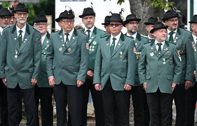 Parade der St. Marius Schützenbruderschaft Elten ** NUR FÜR REDAKTIONELLE ZWECKE ** EDITORIAL USE ONLY **<p>Die Parade mit dem großen Festumzug der St. Marius Schützenbruderschaft fand am Sonntag 26.Juli.2026 auf dem Marktplatz in Emmerich Elten statt. Am Montag findet dann das Königsschießen statt. Deutschland Emmerich Copyright: ThorstenxLindekamp *** Parade of the St. Marius Shooting Club of Elten ** FOR EDITORIAL USE ONLY ** EDITORIAL USE ONLY ** p The parade, featuring the grand procession of the St. Marius Shooting Club, took place on Sunday, July 26, 2026, on the market square in Emmerich-Elten. The king’s shooting competition will then take place on Monday. Germany, Emmerich. Copyright ThorstenxLindekamp Copyright: ThorstenxLindekamp doc86vyl2rk1b41fi6n0ibj ,EDITORIAL USE ONLY