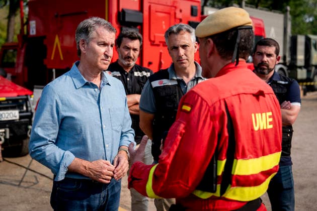 Feijóo Visits the Forward Command Post in Navalcarnero Alberto Núnez Feijóo, president of the Popular Party, during his visit to the forward command post in Navalcarnero in response to the wildfires in the western mountains of the Community of Madrid, on July 26, 2206, in Navalcarnero, Madrid, Spain. The wildfires ravaging the western mountains of the Community of Madrid and the provinces of Ávila and Toledo have burned 77,000 hectares and span a perimeter of 280 kilometers, according to data provided by Civil Protection July 26, 2026, in Navalcarnero, Madrid, Spain  Copyright: xA.xPÃ rezxMecax 7688906