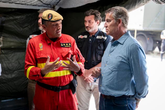 Feijóo Visits the Forward Command Post in Navalcarnero Alberto Núnez Feijóo, president of the Popular Party, during his visit to the forward command post in Navalcarnero in response to the wildfires in the western mountains of the Community of Madrid, on July 26, 2206, in Navalcarnero, Madrid, Spain. The wildfires ravaging the western mountains of the Community of Madrid and the provinces of Ávila and Toledo have burned 77,000 hectares and span a perimeter of 280 kilometers, according to data provided by Civil Protection July 26, 2026, in Navalcarnero, Madrid, Spain  Copyright: xA.xPÃ rezxMecax 7688907