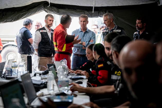 Feijóo Visits the Forward Command Post in Navalcarnero Alberto Núnez Feijóo, president of the Popular Party, during his visit to the forward command post in Navalcarnero in response to the wildfires in the western mountains of the Community of Madrid, on July 26, 2206, in Navalcarnero, Madrid, Spain. The wildfires ravaging the western mountains of the Community of Madrid and the provinces of Ávila and Toledo have burned 77,000 hectares and span a perimeter of 280 kilometers, according to data provided by Civil Protection July 26, 2026, in Navalcarnero, Madrid, Spain  Copyright: xA.xPÃ rezxMecax 7688908