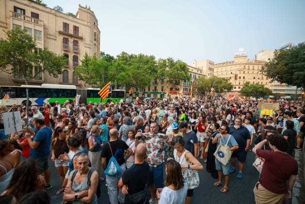 Protest Against Overtourism in Palma de Mallorca: Dozens of people took part in a protest against overtourism on July 26, 2026, in Palma de Mallorca, Balearic Islands, Spain. The Menys Turisme, Més Vida platform organized the demonstration under the slogan Mallorca al límit to denounce the difficulties in accessing housing, the strain on infrastructure and public services, and the pressure from tourism and urban development that the island is facing. JULY 26, 2026 Tomàs Moyà Palma de Mallorca Balearic Islands Palma de Mallorca Balearic Islands Spain  Copyright: xTomÃ sxMoyÃ x 7688926