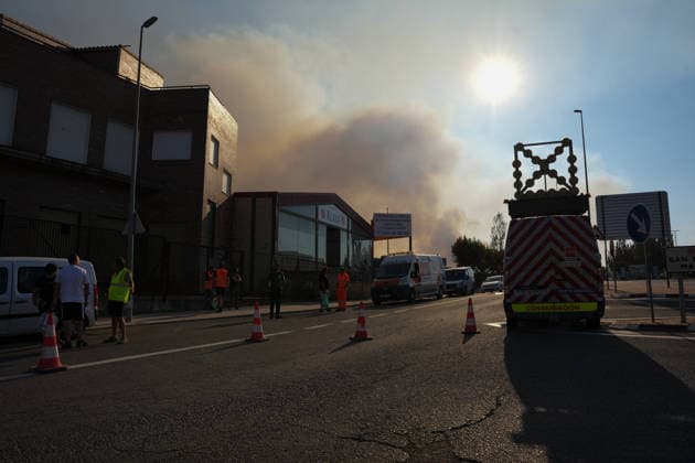 Spain continue to evacuate villages due to the wildfires MADRID, SPAIN - JULY 26: Spanish authorities still try to control the massive fires west of the capital, as they continue to evacuate more than 47 villages and towns in central and western Spain due to the ongoing fires, which are being aided by strong winds in Madrid, Spain on July 26, 2026. Muath Hamed Anadolu Madrid Spain. Editorial use only. Please get in touch for any other usage.  Copyright: x2026xAnadoluxMuathxHamedx