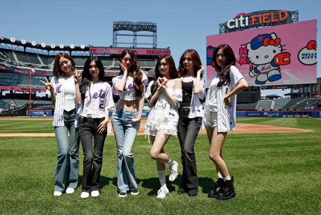 Rei, Gaeul, Jang Won-young, An Yu-jin, Leeseo and Liz of the K-pop girl group Ive stands on the field before Jang Won-young throws out the first pitch when the Los Angeles Dodgers play the New York Mets at Citi Field on Sunday, July 26, 2026 in New York City.  NYP20260726114 JOHNxANGELILLO