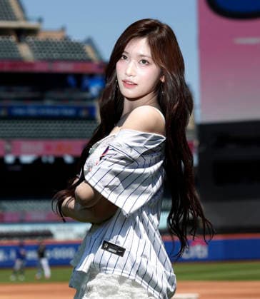 Leeseo of the K-pop girl group Ive stands on the field before Jang Won-young throws out the first pitch when the Los Angeles Dodgers play the New York Mets at Citi Field on Sunday, July 26, 2026 in New York City.  NYP20260726118 JOHNxANGELILLO