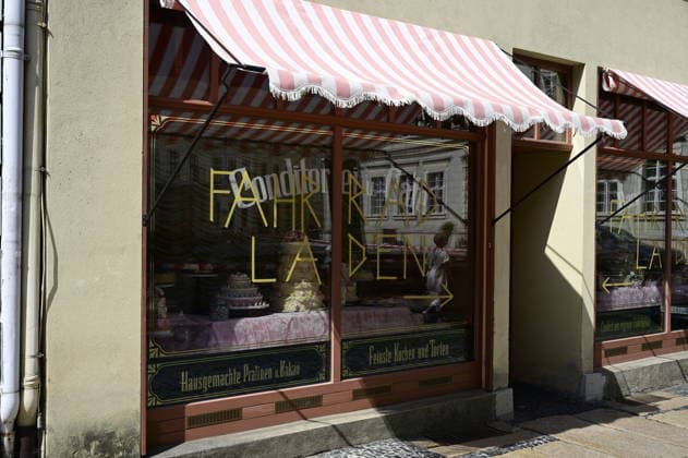Kamera läuft in Görliwood: Dreharbeiten für historische Serie Dolly gestartet. Görlitz, 26. Juli 2026 Die historische Altstadt von Görlitz verwandelt sich seit Ende Juli wieder in eine lebendige Filmkulisse. Unter dem Arbeitstitel Dolly haben die Dreharbeiten für eine neue aufwendige historische Serie begonnen. Die Produktion wird von der Beta Berlin Produktions GmbH umgesetzt und erstreckt sich über die Monate Juli und August 2026. Aufwendige Kulissen am Fischmarkt. Für das im 19. Jahrhundert angesiedelte Serienprojekt wird das historische Stadtbild von Görlitz intensiv genutzt. Ein zentraler Drehort ist der Görlitzer Fischmarkt. Um die Atmosphäre des vorletzten Jahrhunderts authentisch wiederzubeleben, we Copyright: xMatthiasxWehnertx