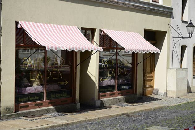 Kamera läuft in Görliwood: Dreharbeiten für historische Serie Dolly gestartet. Görlitz, 26. Juli 2026 Die historische Altstadt von Görlitz verwandelt sich seit Ende Juli wieder in eine lebendige Filmkulisse. Unter dem Arbeitstitel Dolly haben die Dreharbeiten für eine neue aufwendige historische Serie begonnen. Die Produktion wird von der Beta Berlin Produktions GmbH umgesetzt und erstreckt sich über die Monate Juli und August 2026. Aufwendige Kulissen am Fischmarkt. Für das im 19. Jahrhundert angesiedelte Serienprojekt wird das historische Stadtbild von Görlitz intensiv genutzt. Ein zentraler Drehort ist der Görlitzer Fischmarkt. Um die Atmosphäre des vorletzten Jahrhunderts authentisch wiederzubeleben, we Copyright: xMatthiasxWehnertx