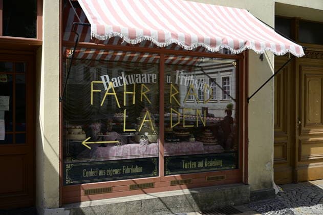Kamera läuft in Görliwood: Dreharbeiten für historische Serie Dolly gestartet. Görlitz, 26. Juli 2026 Die historische Altstadt von Görlitz verwandelt sich seit Ende Juli wieder in eine lebendige Filmkulisse. Unter dem Arbeitstitel Dolly haben die Dreharbeiten für eine neue aufwendige historische Serie begonnen. Die Produktion wird von der Beta Berlin Produktions GmbH umgesetzt und erstreckt sich über die Monate Juli und August 2026. Aufwendige Kulissen am Fischmarkt. Für das im 19. Jahrhundert angesiedelte Serienprojekt wird das historische Stadtbild von Görlitz intensiv genutzt. Ein zentraler Drehort ist der Görlitzer Fischmarkt. Um die Atmosphäre des vorletzten Jahrhunderts authentisch wiederzubeleben, we Copyright: xMatthiasxWehnertx